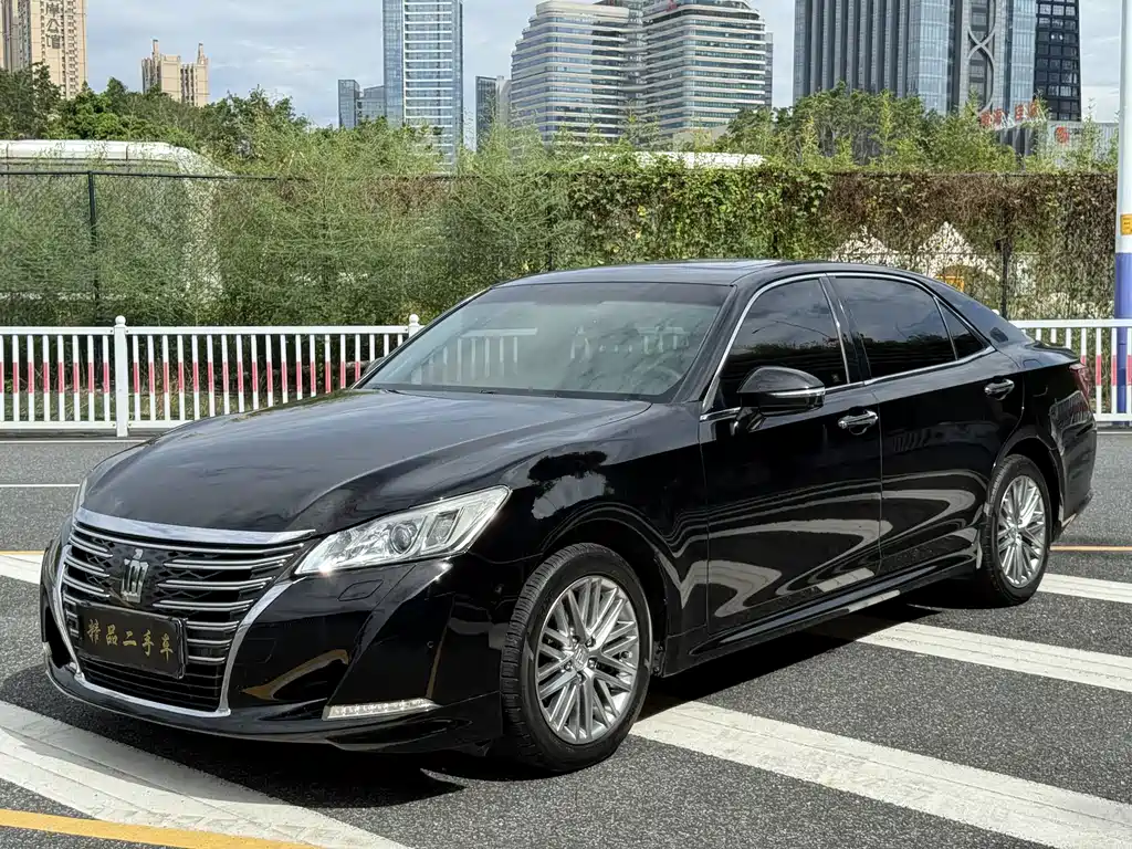 Toyota Crown — миниатюра 3