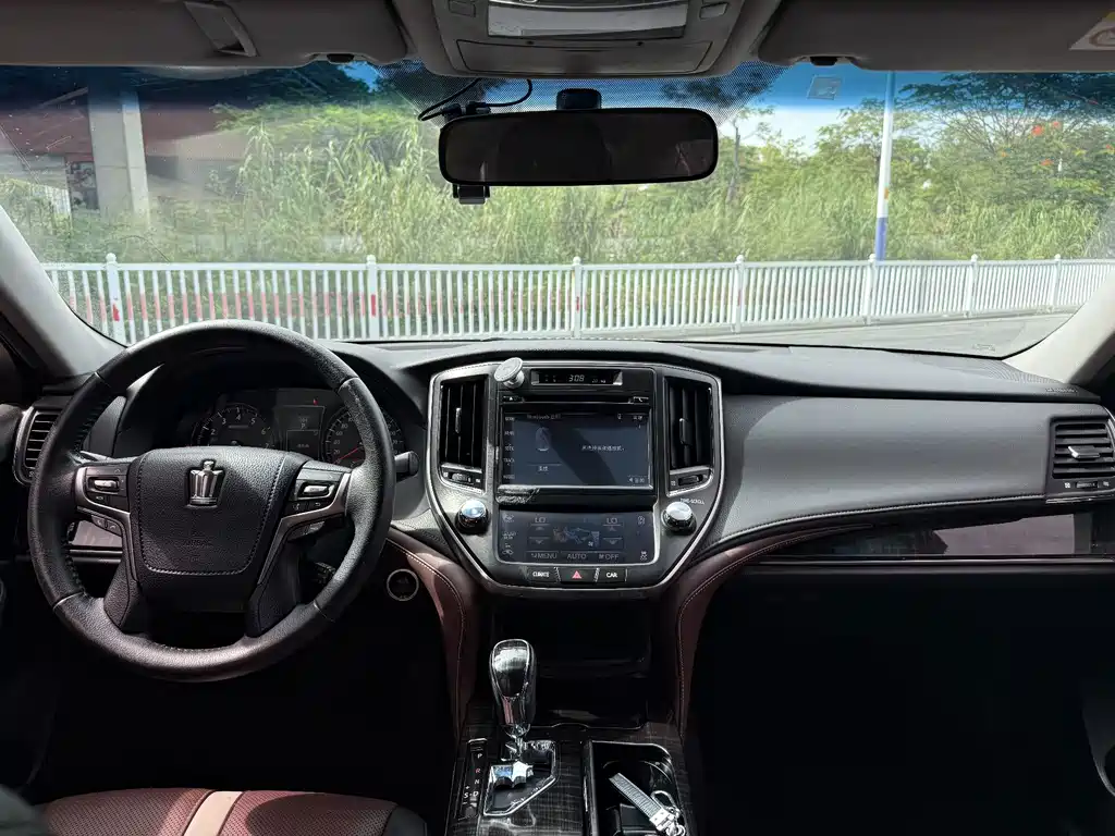 Toyota Crown — миниатюра 6