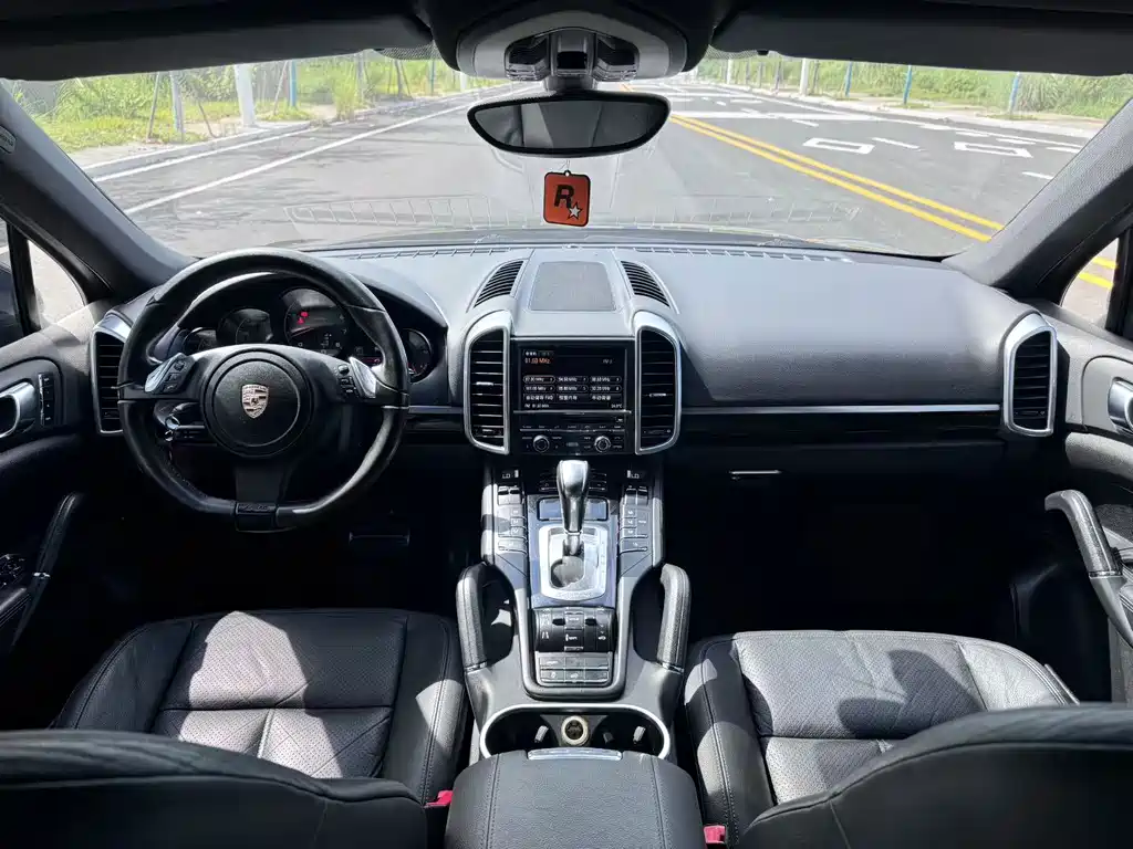 Porsche Cayenne — миниатюра 8