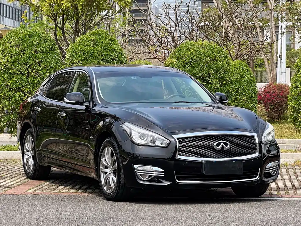INFINITI Q70