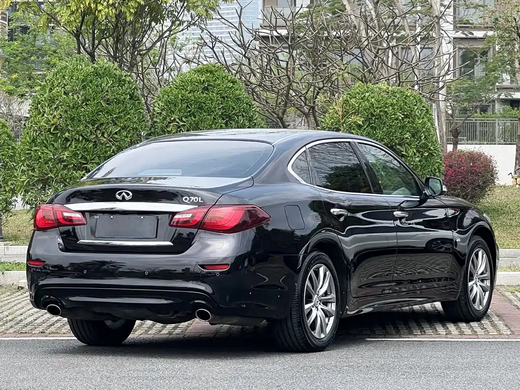 INFINITI Q70