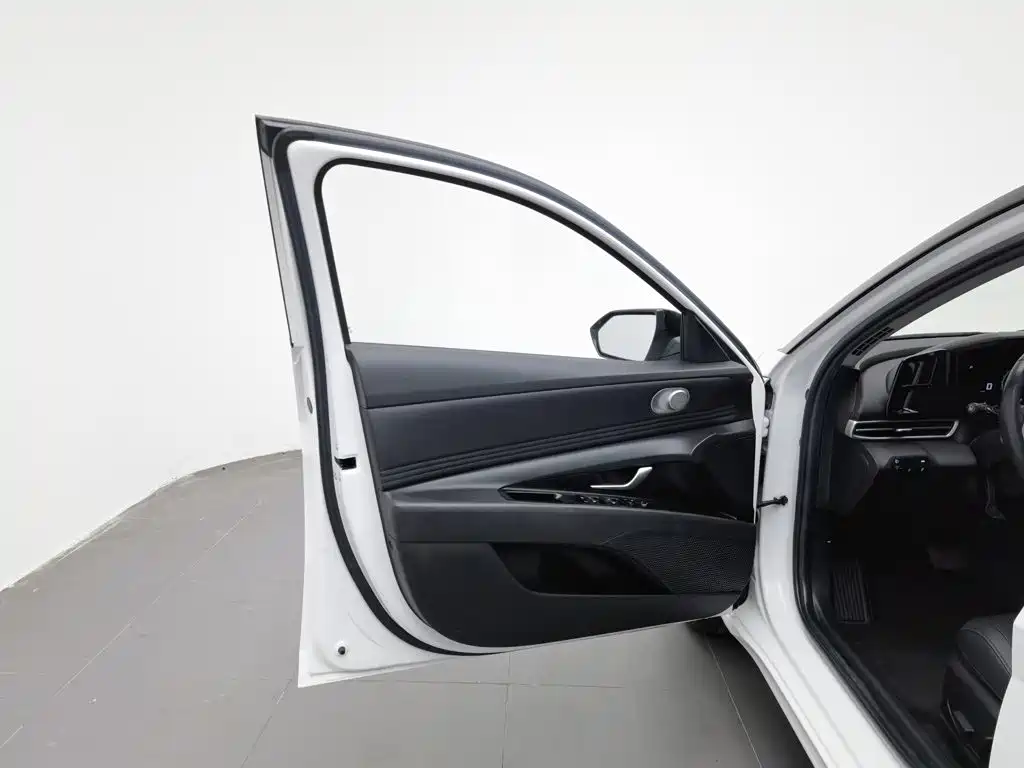 Hyundai Elantra — миниатюра 8