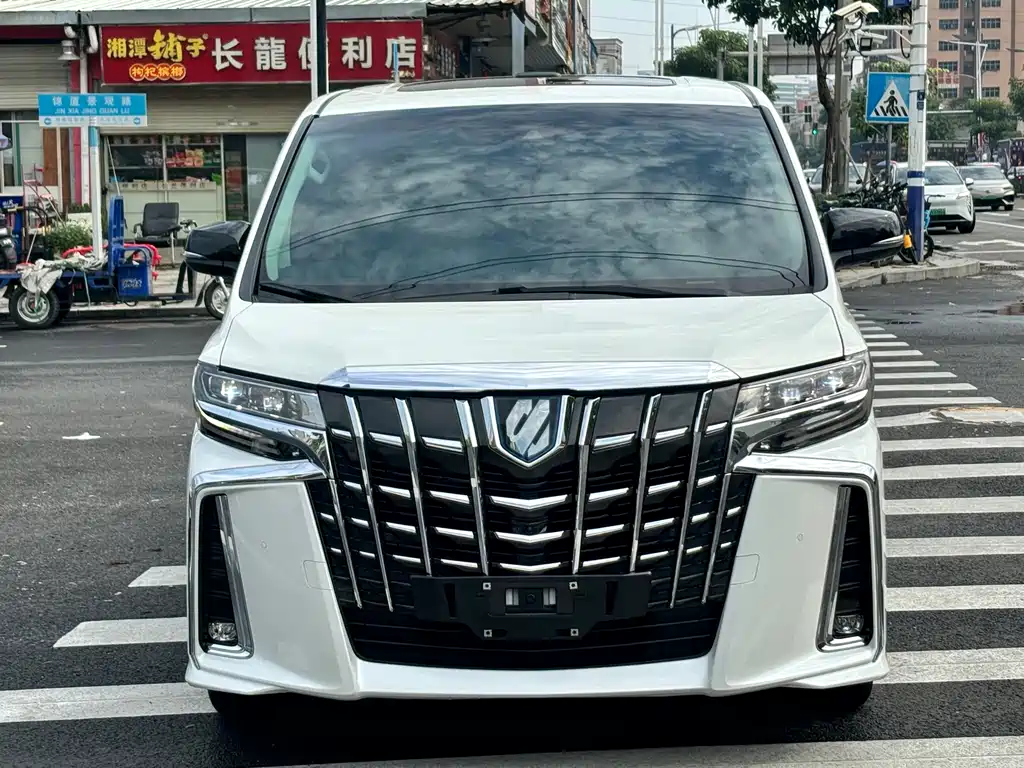 Toyota Alphard — миниатюра 5