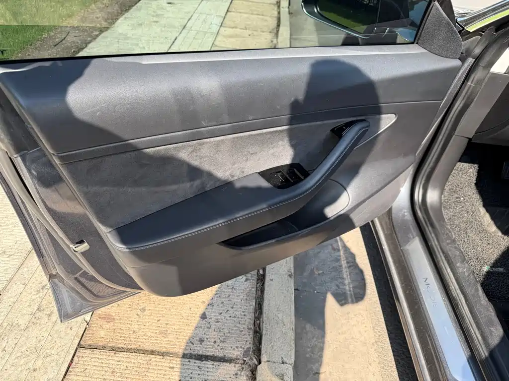 Tesla Model 3 — миниатюра 9