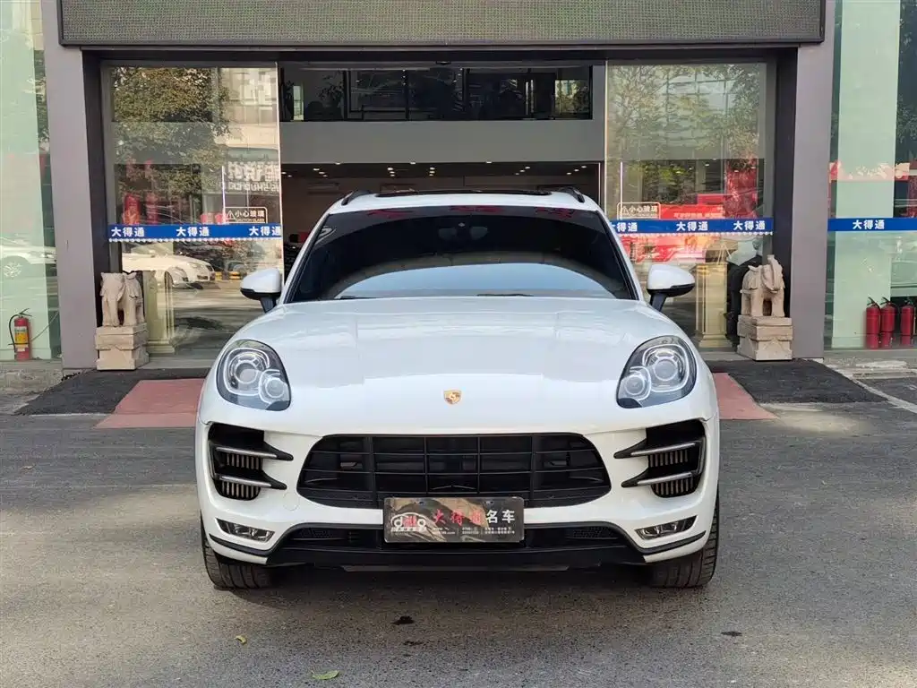 PORSCHE MACAN