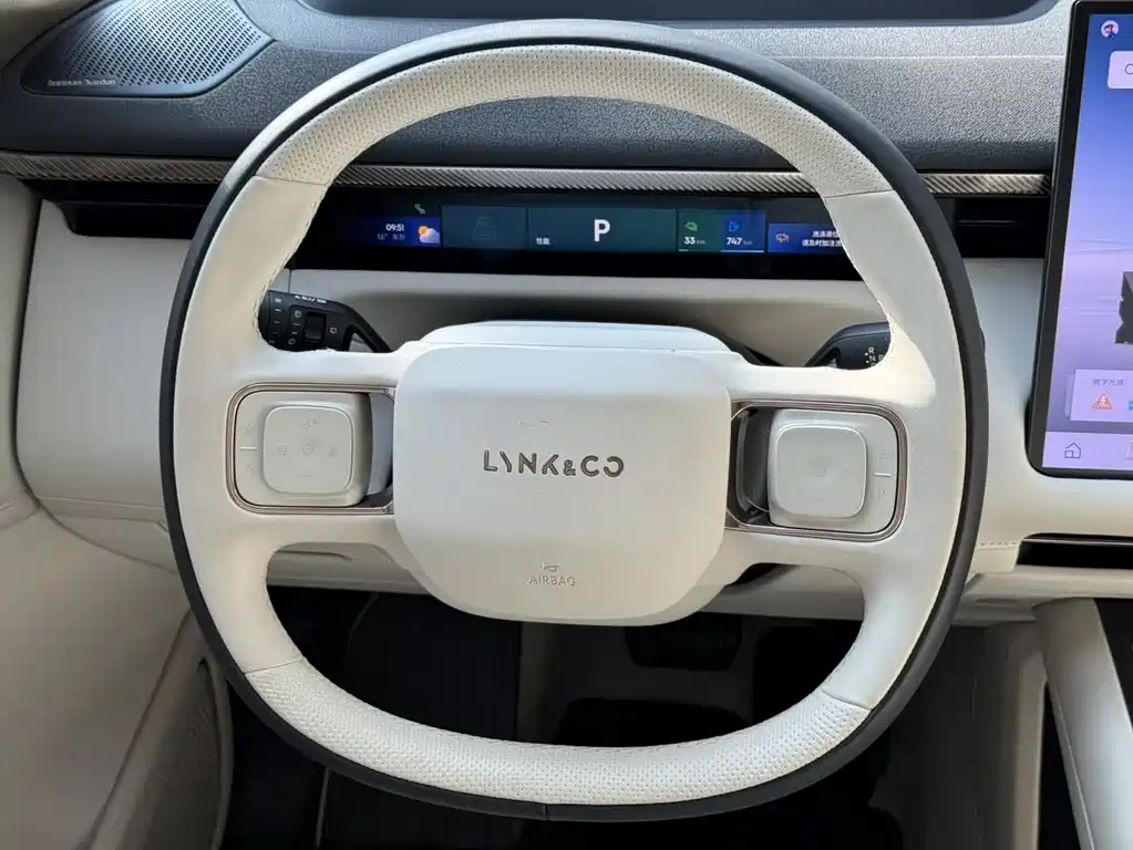 LYNK & CO 900