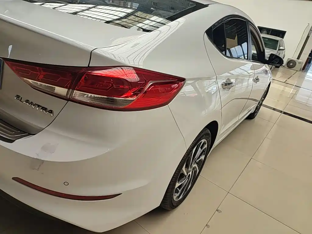Hyundai Elantra — миниатюра 8