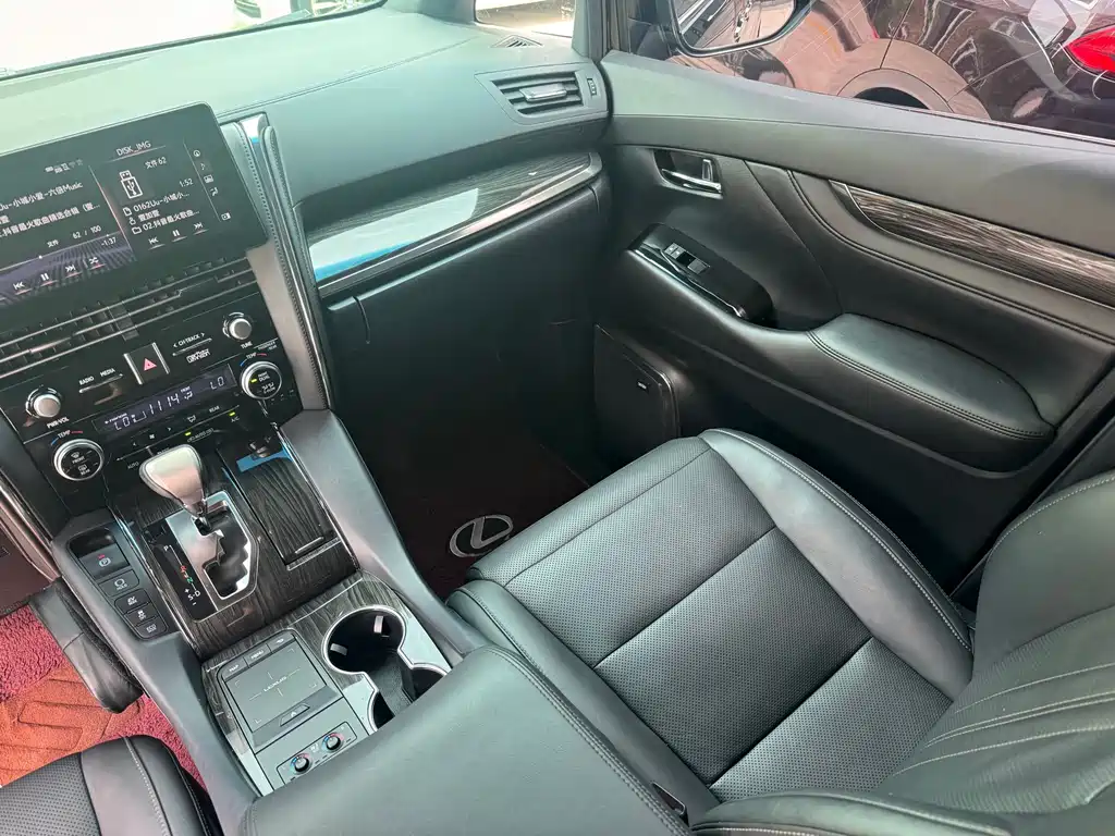 Lexus LM — миниатюра 30