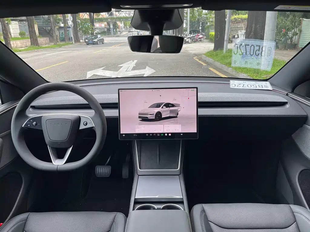 Tesla Model Y — миниатюра 4