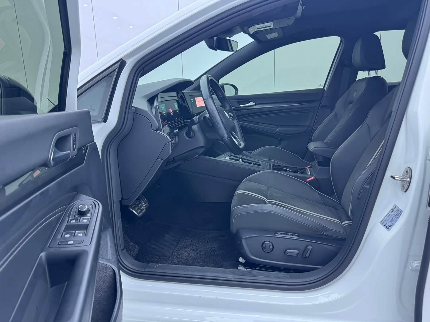 Volkswagen Golf 1.4 л 2022 г. Белый, пробег 40000 км