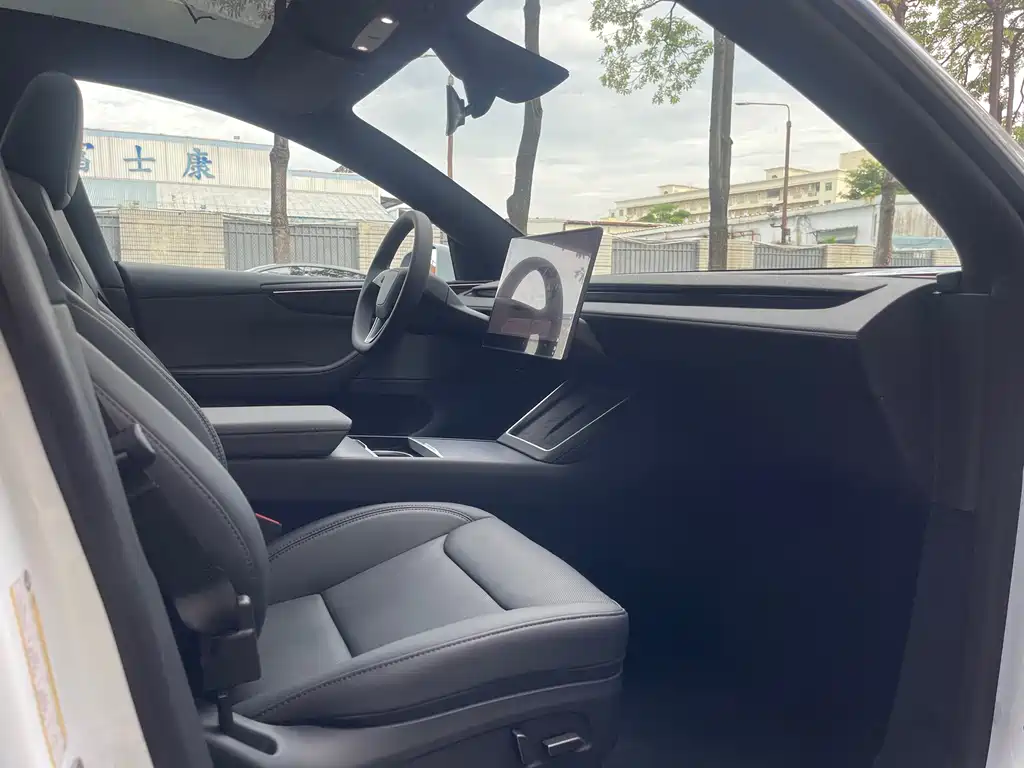 Tesla Model Y — миниатюра 10