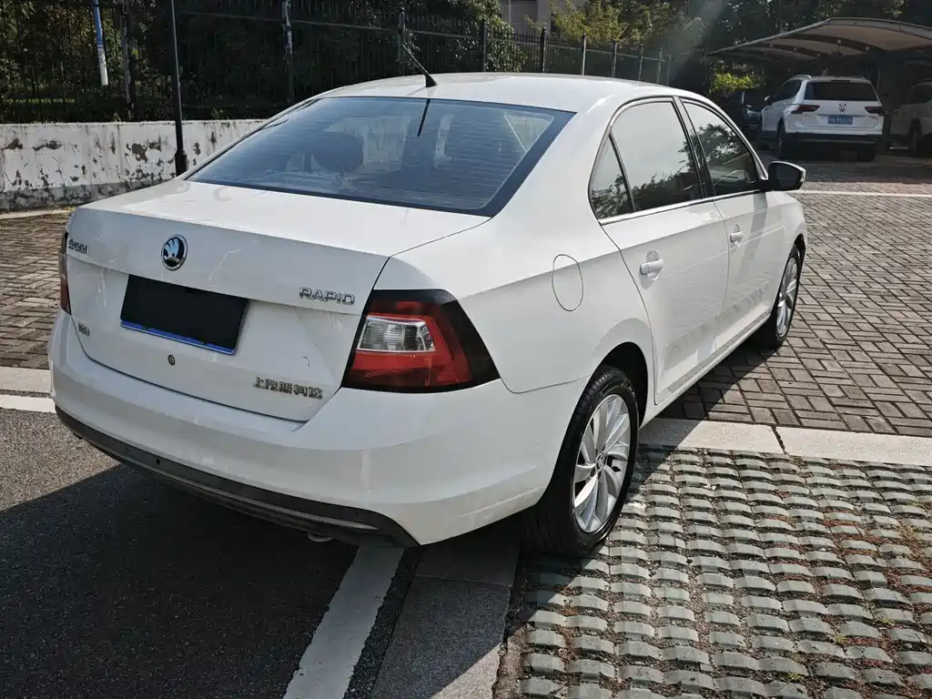 Skoda Rapid — миниатюра 5