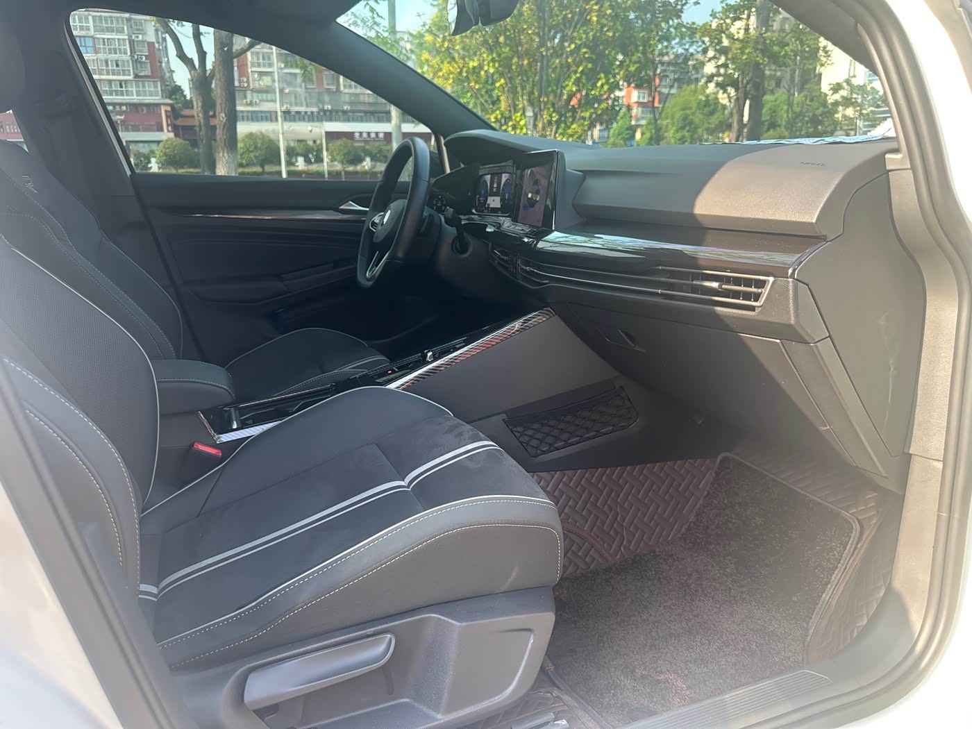Volkswagen Golf 1.4 л 2023 г. Белый, пробег 16000 км