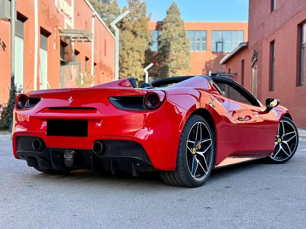 FERRARI 488