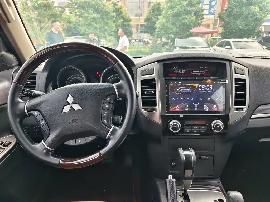 Mitsubishi Pajero (Import) — миниатюра 9