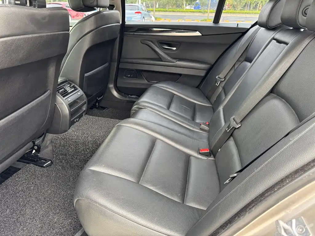 BMW 5 Series — миниатюра 10