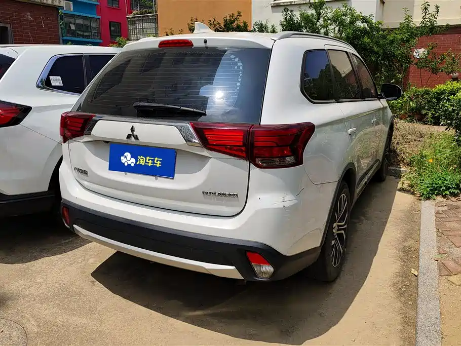 Mitsubishi Outlander 2017 2.0L 5 мест