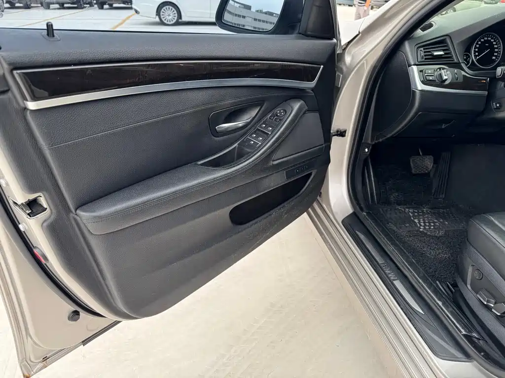 BMW 5 Series — миниатюра 11