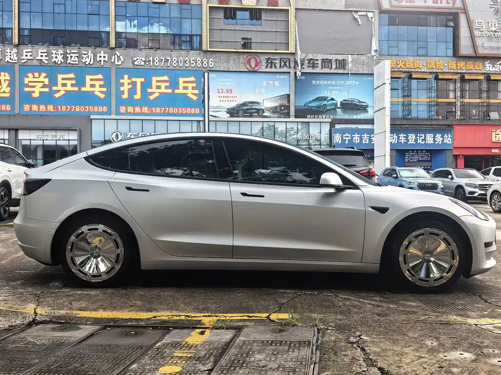 Tesla Model 3 — миниатюра 4