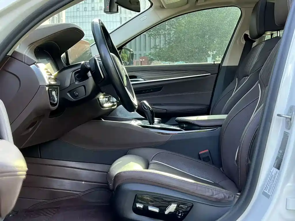 BMW 5 Series — миниатюра 6