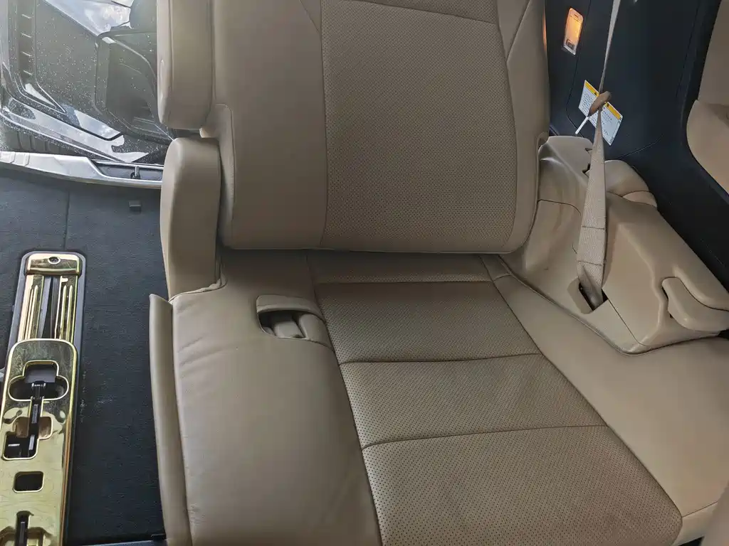Toyota Alphard — миниатюра 20