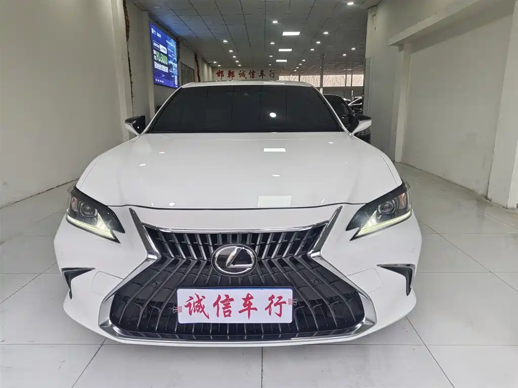 Lexus ES 2021