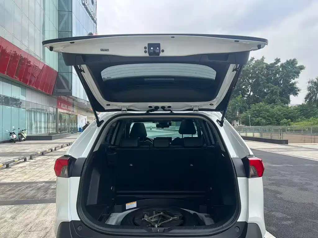 Toyota RAV4 — миниатюра 8
