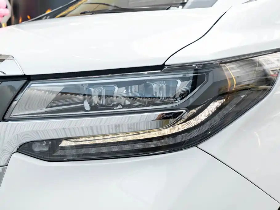 Toyota Alphard — миниатюра 8