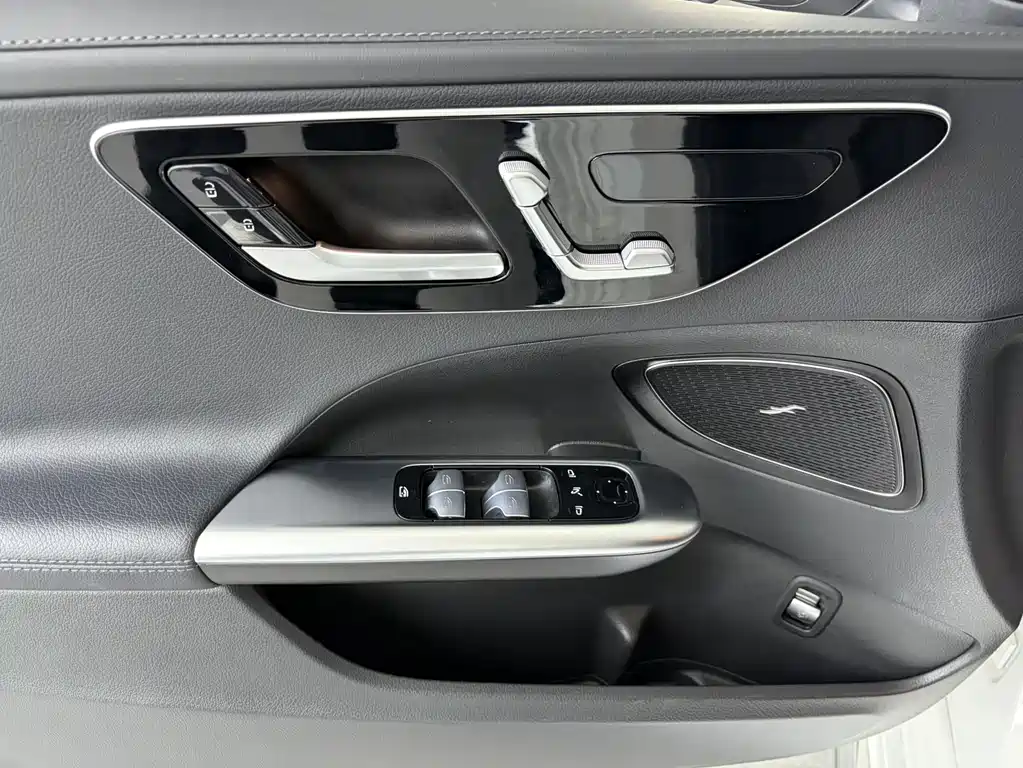 Mercedes-Benz C-Class — миниатюра 8