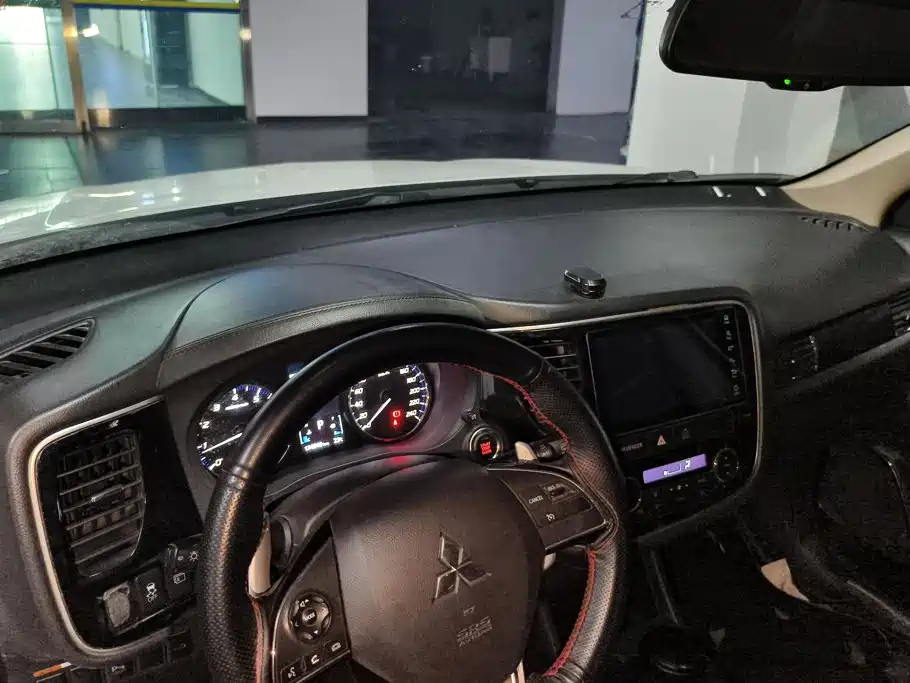 Mitsubishi Outlander — миниатюра 12