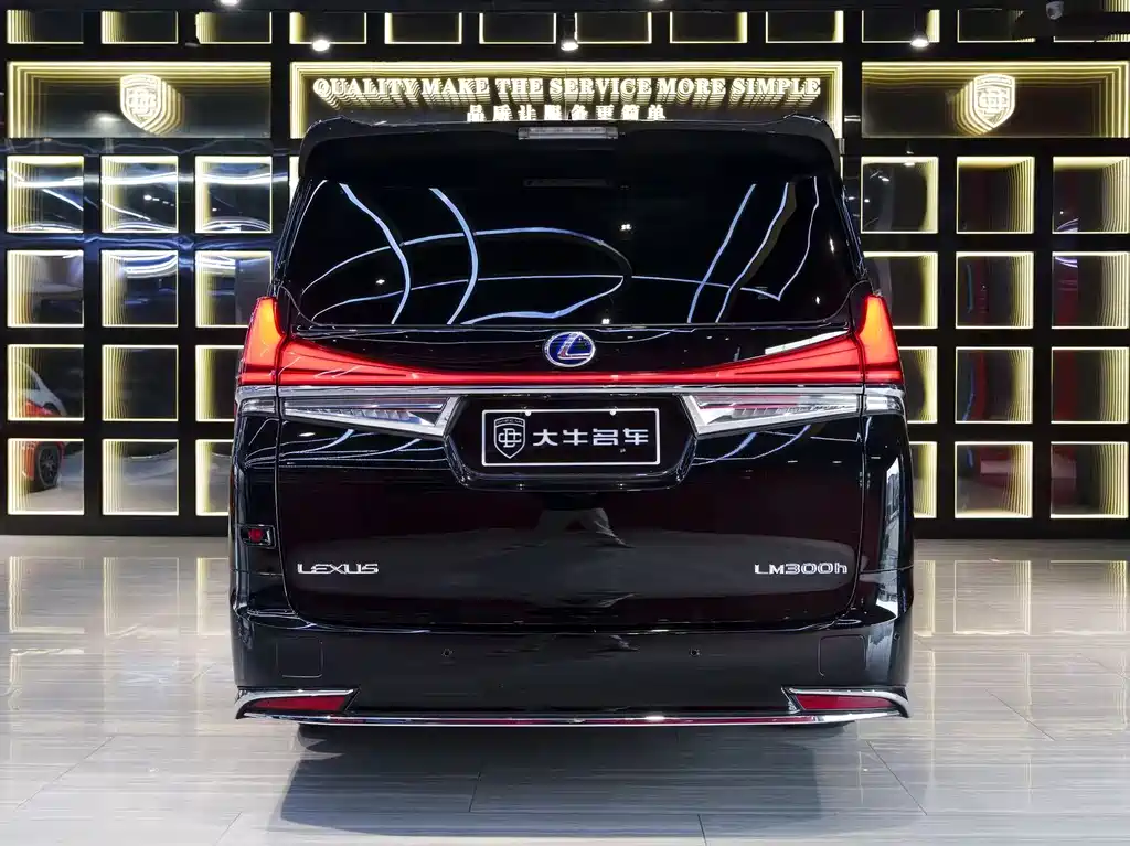 LEXUS LM