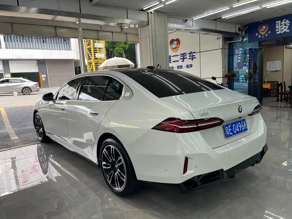 BMW 5 Series — миниатюра 3