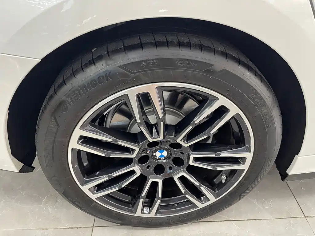 BMW 5 Series — миниатюра 9