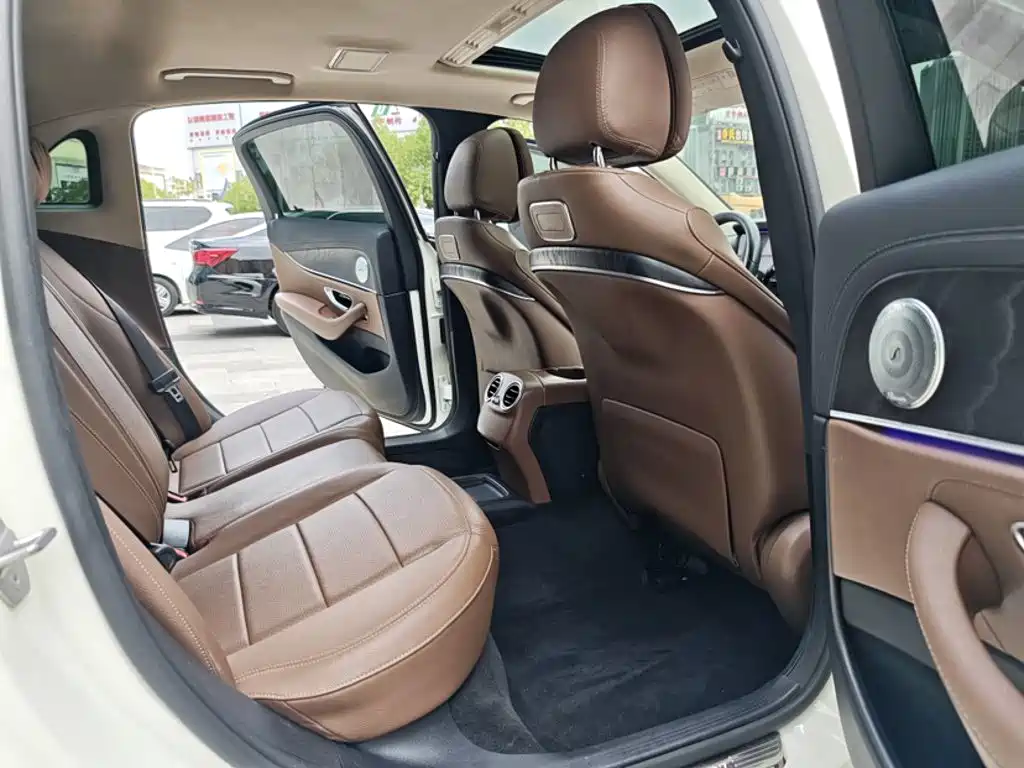 Mercedes-Benz E-Class — миниатюра 7