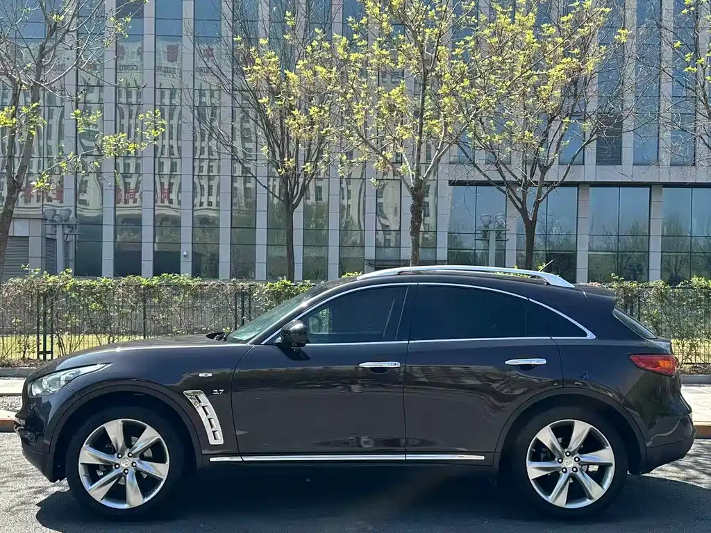 Infiniti QX70 2013 3.7L Standard