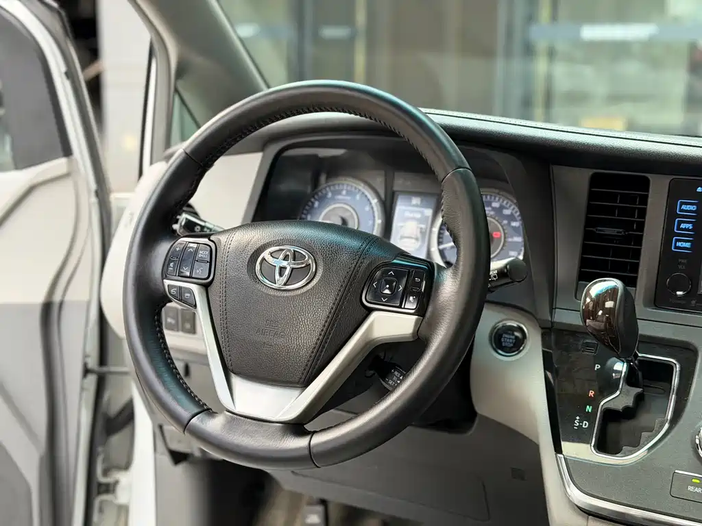 Toyota Sienna — миниатюра 9