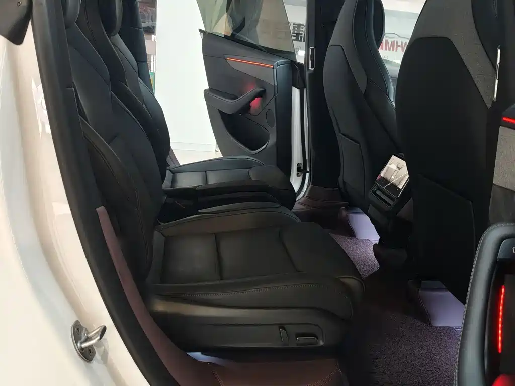 Tesla Model Y L — миниатюра 11