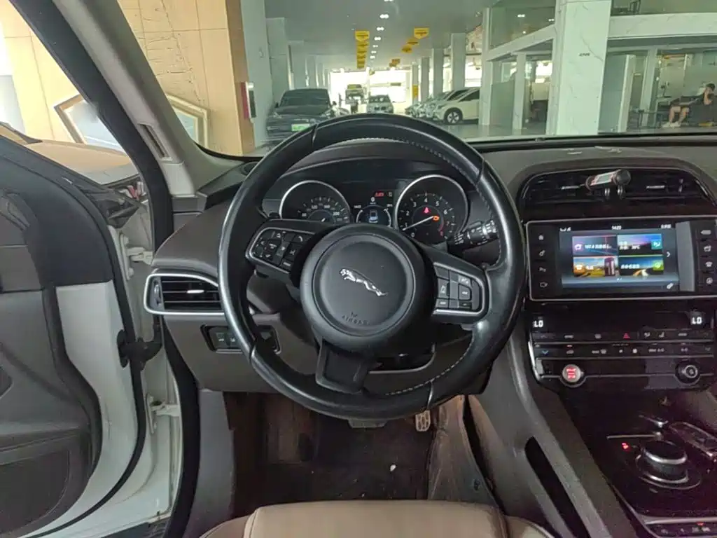 Jaguar F-PACE — миниатюра 11
