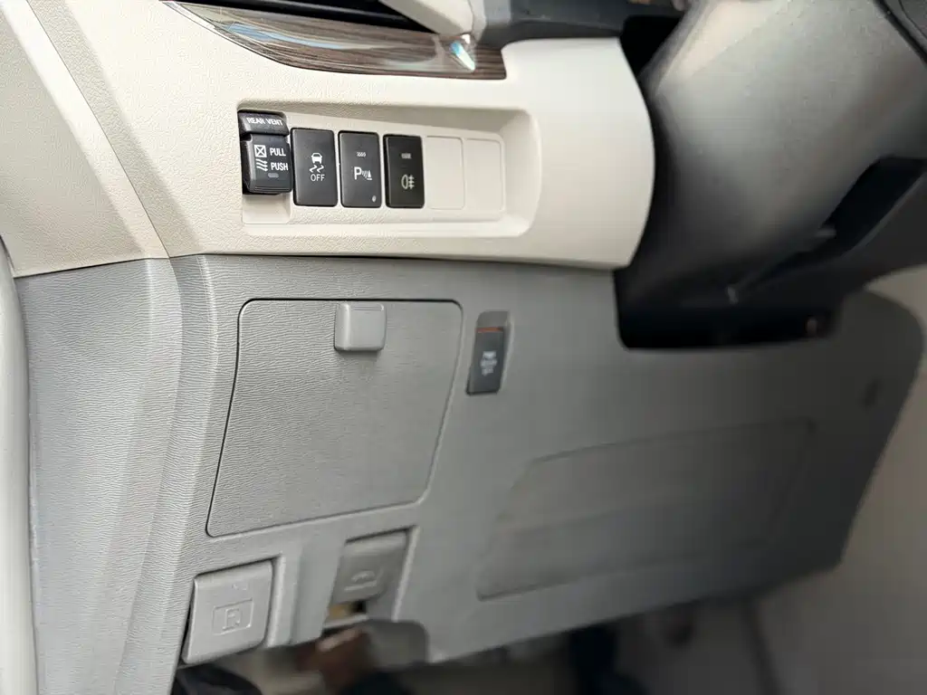 Toyota Sienna — миниатюра 6