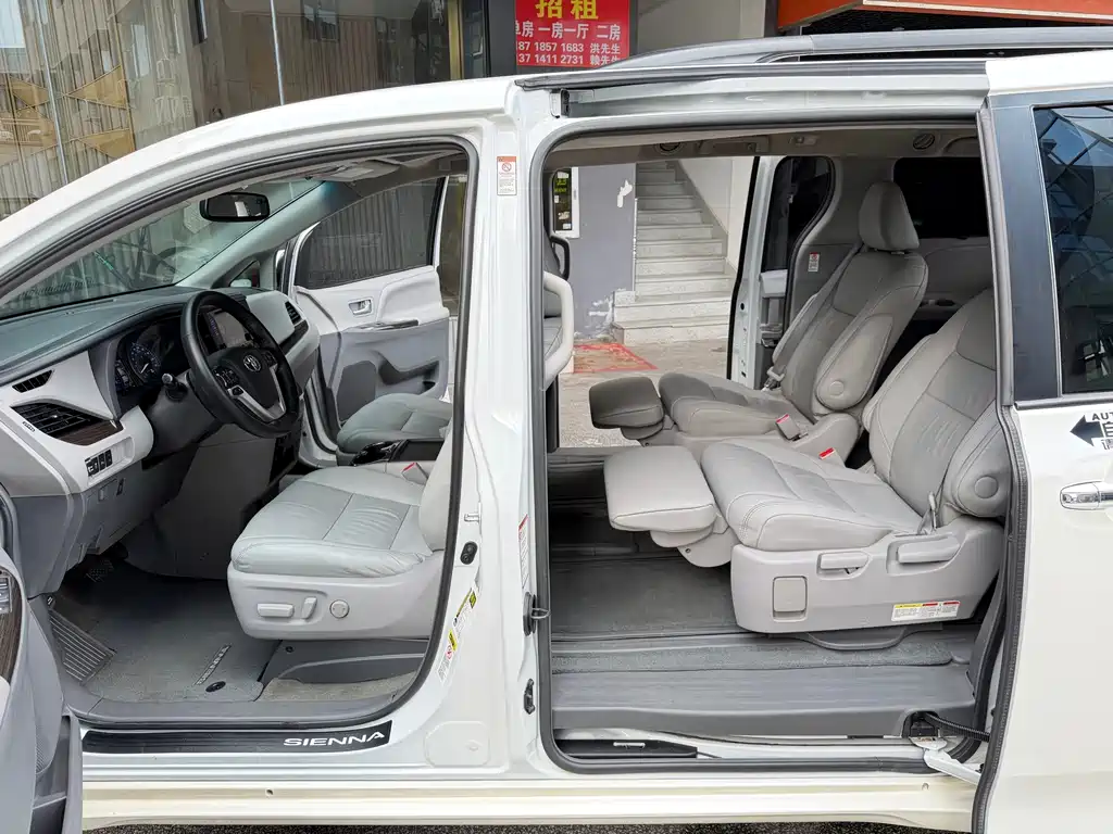 Toyota Sienna — миниатюра 14