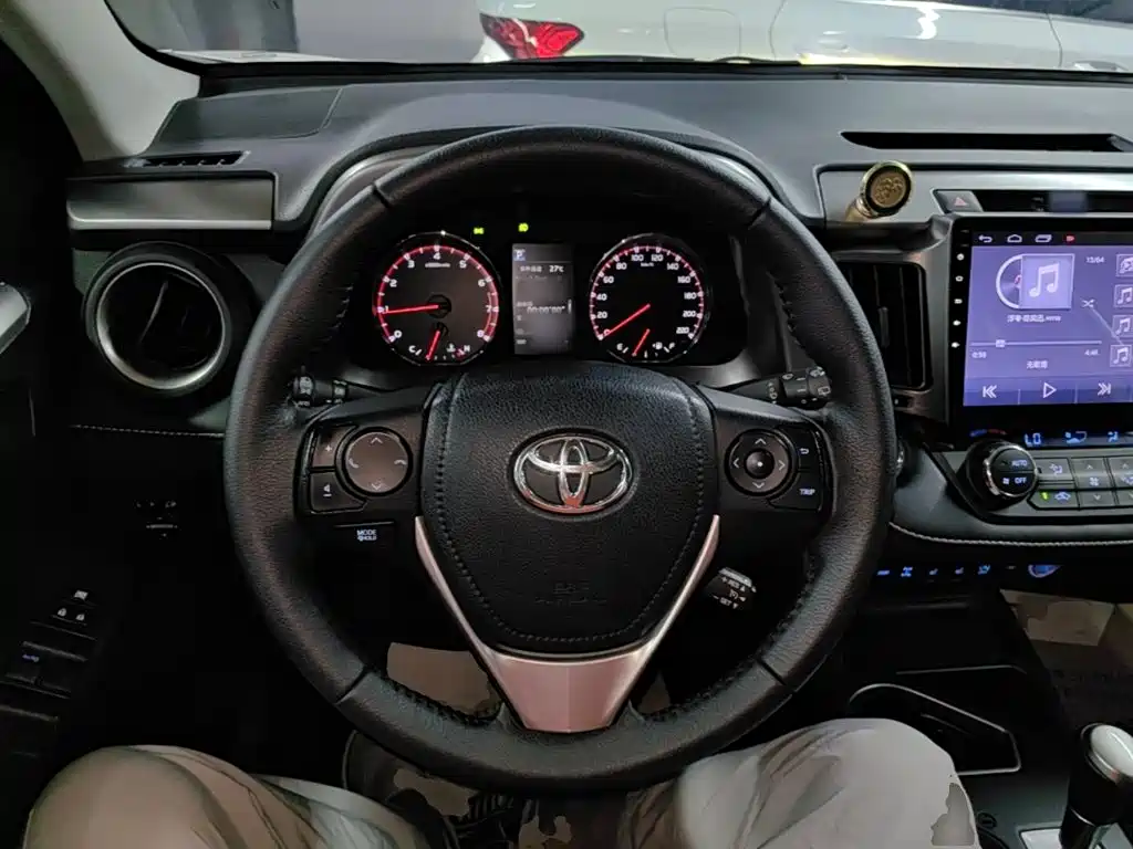 Toyota RAV4 — миниатюра 11