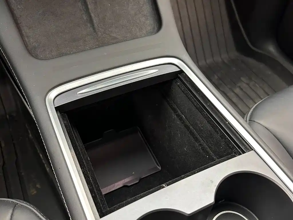 Tesla Model Y — миниатюра 16