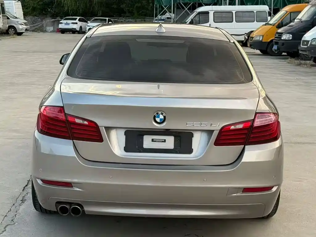 BMW 5 Series — миниатюра 7