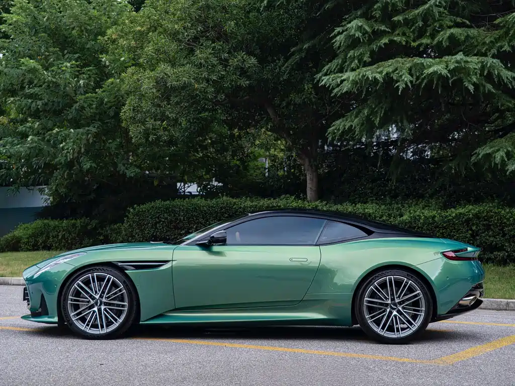 Aston Martin DB12 — миниатюра 4