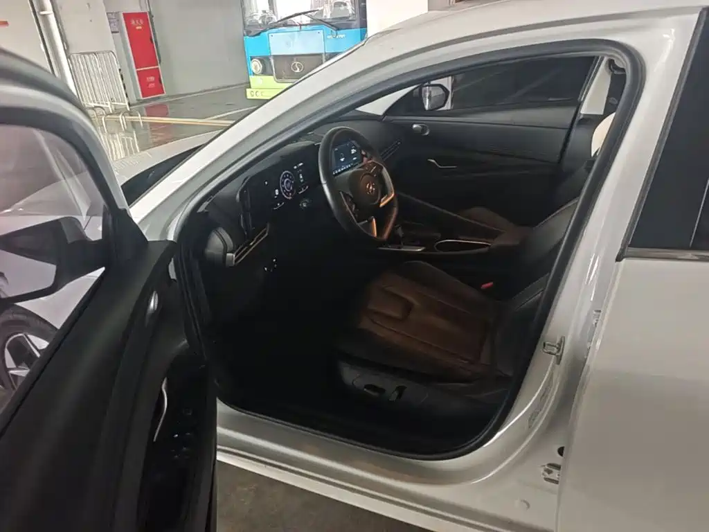 Hyundai Elantra — миниатюра 12