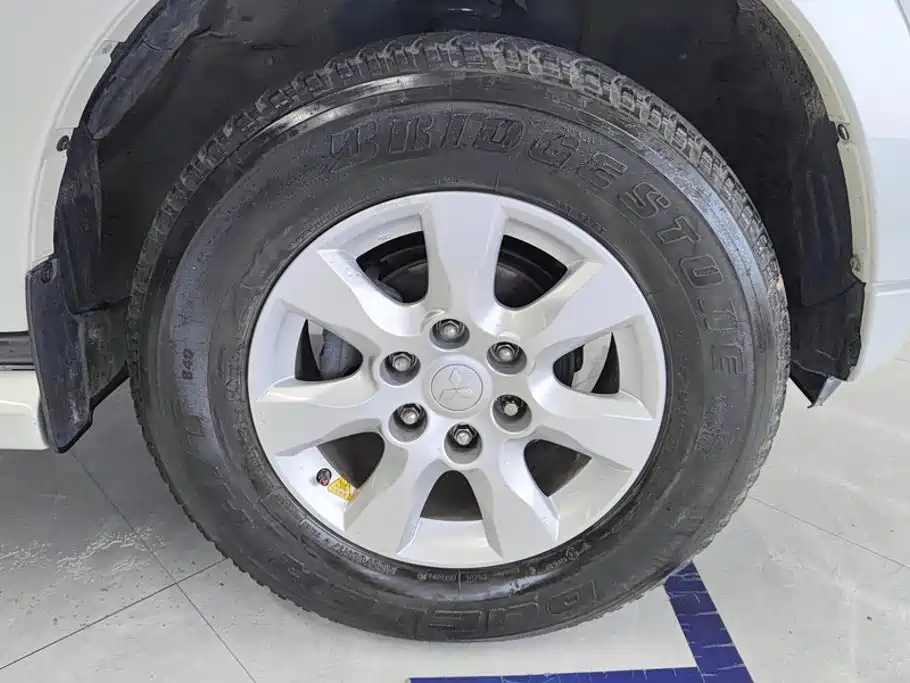 Mitsubishi Pajero (Import) — миниатюра 6