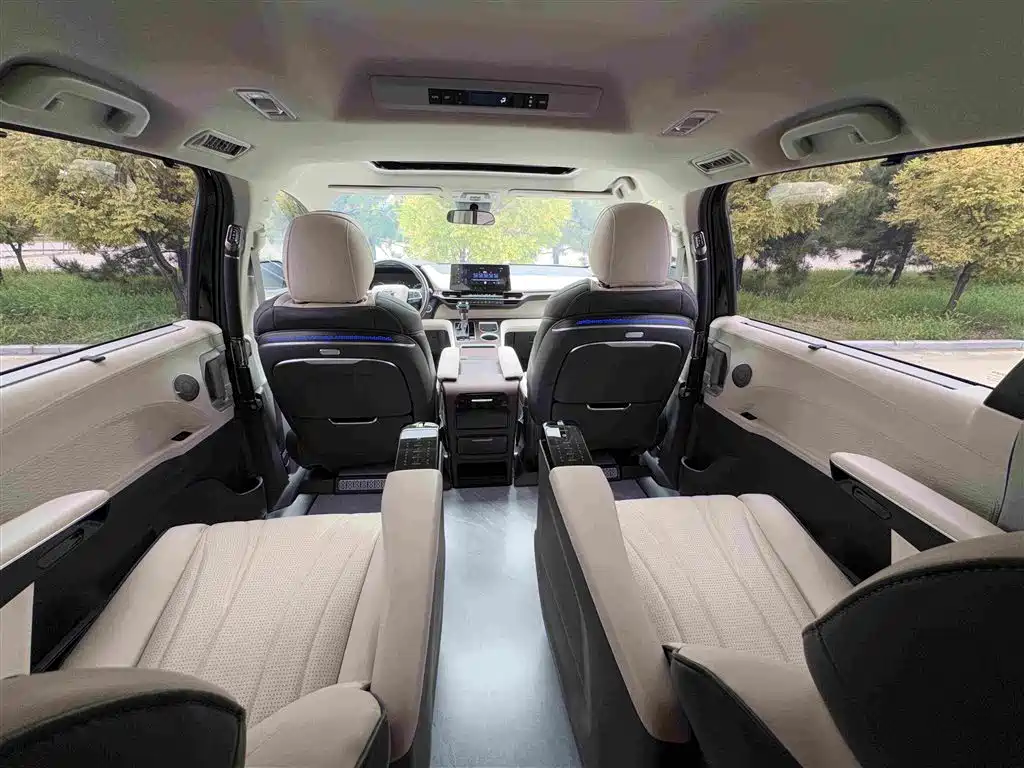 Toyota Sienna — миниатюра 14