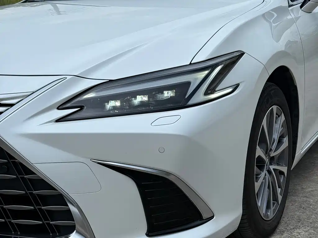 Lexus ES — миниатюра 12