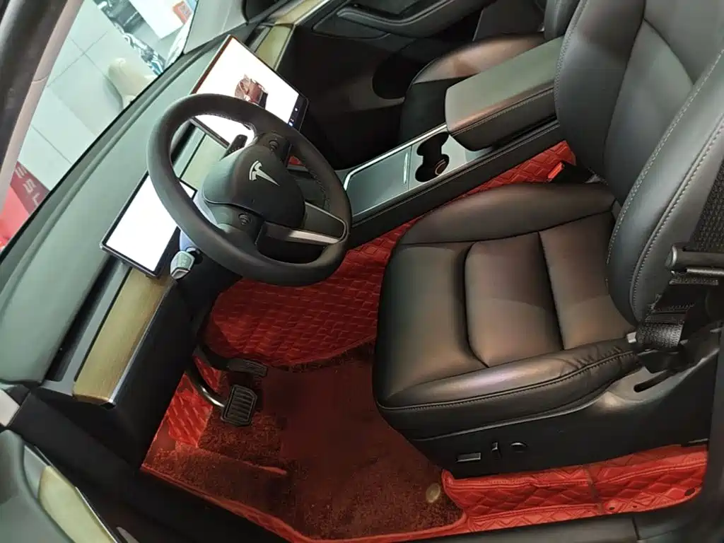 Tesla Model Y — миниатюра 15