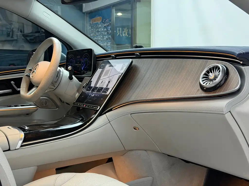 Mercedes-Benz EQE SUV — миниатюра 17
